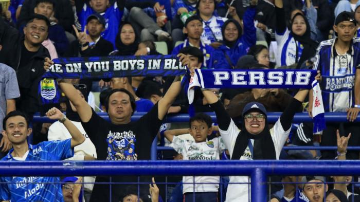 Bobotoh memberikan dukungan kepada pemain Persib saat laga melawan Dewa United pada lanjutan Super League 2025/2026 di Stadion Gelora Bandung Lautan Api (GBLA), Kota Bandung, Jawa Barat, Jumat (21/11/2025).