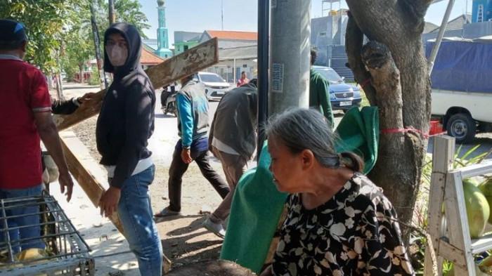 DIROBOHKAN : Potret nenek Elina Widjajati menatap rumahnya yang dirobohkan oleh sekelompok orang, Rabu (24/12/2025)