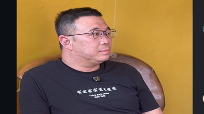 SAMUEL - Samuel Ardi Kristanto (44) sosok yang disebut-sebut sebagai pihak yang perintahkan ormas bongkar rumah nenek Elina Widjajati (80) di Jalan Kuwukan, Kecamatan Sambikerep, Surabaya, Jawa Timur menyampaikan klarifikasi soal pembongkaran rumah.