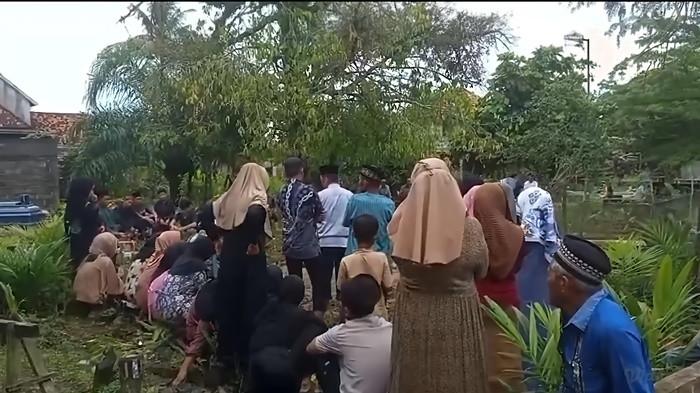 PEMAKAMAN -- Suasana pemakaman  Andika (39) seorang pekerja perkebunan sawit di Kabupaten Ogan Komering Ilir (OKI) yang tewas usai tersambar petir, Kamis (25/12/2025).