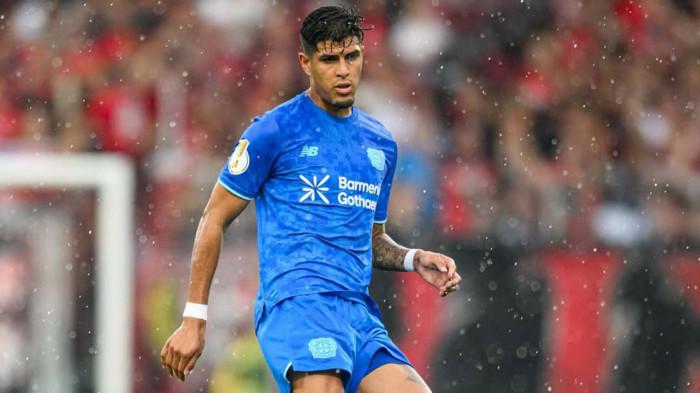 MENENDANG BOLA - Pesepak bola Bayer Leverkusen, Piero Hincapie diminati Arsenal pada bursa transfer musim panas 2025. (Foto diambil dari Instagram Piero Hincapie pada Kamis, 28 Agustus 2025).