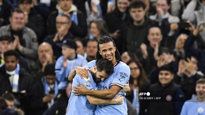 Bek Manchester City Belanda Nathan Ake (kanan) merayakan setelah mencetak gol pertama timnya selama pertandingan sepak bola Liga Premier Inggris antara Manchester City dan West Ham di Stadion Etihad di Manchester, barat laut Inggris, pada 3 Mei 2023.