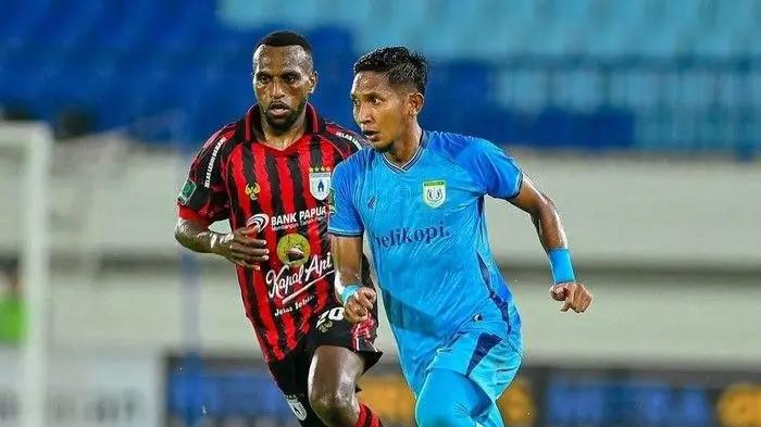 BEREBUT BOLA - Bek sayap Persela, Fardan Harahap (depan) menguasai bola bersiap melepaskan umpan dikawal pemain Persipura Elisa Basna di Stadion Surajaya Lamongan, Senin (6/10/2025) malam. Laga berakhir 1-2 untuk Persipura. (Dok. Perela Lamongan)