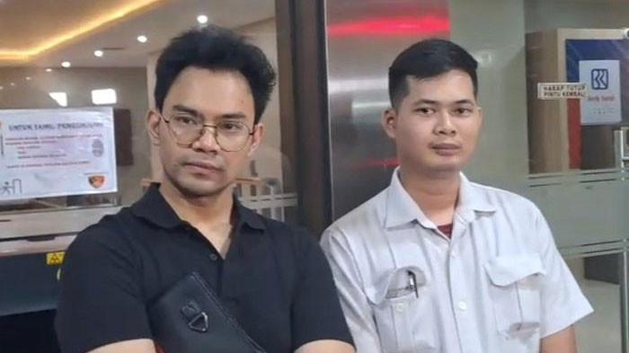 SOSOK PENYEBAR VIDEO - Pengusaha Insanul Fahmi Insanul Fahmi usai menjalani pemeriksaan di Bareskrim Mabes Polri pada Selasa (23/12/2025). Ia mengaku kaget mengetahui identitas sosok di balik akses ilegal video rekeman CCTV di rumah Inara Rusli. Sosok berinisial 'A' diduga sebagai dalang di balik akses ilegal video privat di rumah Inara Rusli. Ia tak lain adalah orang kepercayaan di lingkungan Inara.