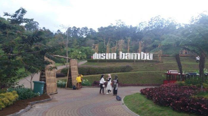 Pengunjung tengah berfoto-foto di wisata Dusun Bambu, menghabiskan waktu berlibur bertepatan dengan hari libur nasional, Selasa (20/11/2018) (Tribun Jabar/ Muhamad Nandri Prilatama)