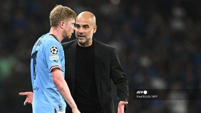 PEP GUARDIOLA VIRAL (ARSIP) - Manajer Spanyol Manchester City Pep Guardiola berbicara dengan Kevin De Bruyne pada laga final Liga Champions di Stadion Olimpiade Ataturk, pada 10 Juni 2023. (Paul ELLIS / AFP)