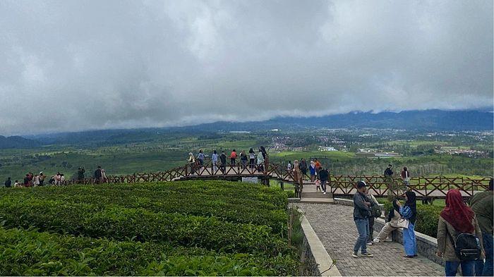 INDAHNYA WAYANG WINDU - Suasana keramaian pengunjung di kawasan indah kebun teh, Wayang Windu saat momen libur Nataru, Sabtu (27/12/2025).