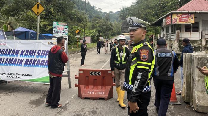 BUKA TUTUP- Akses jalan di Lembah Anai masih menggunakan sistem buka tutup. Kendaraan roda empat baru bisa lewat mulai pukul 17:00 WIB dan kembali ditutup 08:00 WIB.