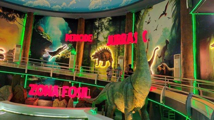 Zona Pra Sejarah yang kini dilengkapi dengan wahana miniatur dinosaurus, menjadi daya tarik baru di Taman Pintar selama libur Nataru.