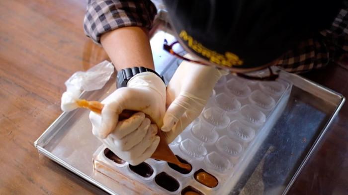 Membuat dan Mencicipi Cokelat (sumber: chocholatemonggo.com