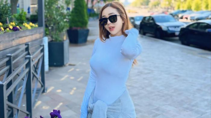 GOSIP RIDWAN KAMIL - Aktris Aura Kasih memakai baju putih dan kaca mata hitam berpose dengan latar belakang suasana jalan raya khas luar negeri, yang dibagikan melalui Instagram pribadi-nya pada 18 September 2024. Di tengah memanasnya isu perceraian antara Mantan Gubernur Jawa Barat, Ridwan Kamil dan Anggota DPR RI, Atalia Praratya di penghujung tahun 2025, jejak digital yang mencatut Aura Kasih viral kembali.