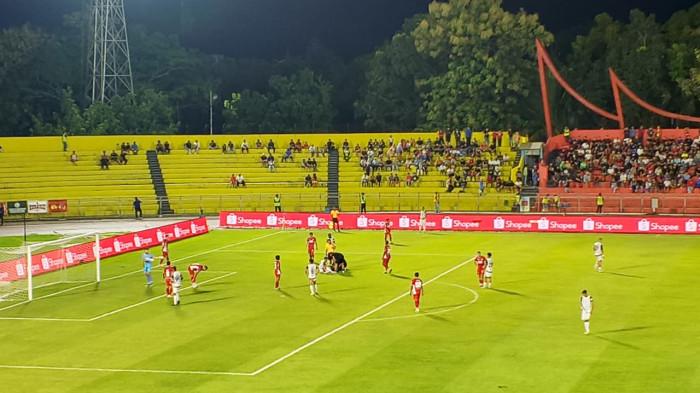 BRI SUPER LEAGUE - Pemain Semen Padang FC berusaha melewati hadangan pemain Persija Jakarta dalam laga pekan ke-14 Super League 2025/2026 di Stadion Haji Agus Salim, Padang, Senin (22/12/2025). Hingga babak pertama berakhir, kedua tim masih bermain imbang 0-0, meski Persija harus bermain dengan 10 pemain setelah Figo Dennis diganjar kartu merah.