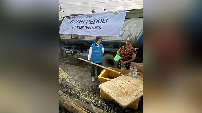 Relawan PLN terlihat sedang mengalirkan air bersih dari truk ke sebuah box penampungan,  sementara salah satu warga sedang mengisi air ke botol-botol kosong yang ia bawa. Air bersih menjadi salah satu kebutuhan utama para warga terdampak pascabencana yang melanda Aceh.