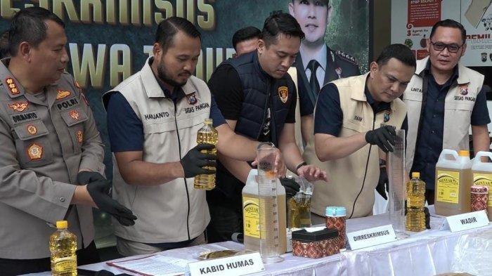MINYAKITA PALSU - Dua pabrik pengemasan minyakita palsu di Kabupaten Sampang dan Kecamatan Rungkut, Kota Surabaya, Jawa Timur digerebek Satgas Pangan Polda Jatim. Barang bukti hasil penggerebekan disita di depan halaman Gedung Ditreskrimsus Mapolda Jatim pada Rabu (12/3/2025).
