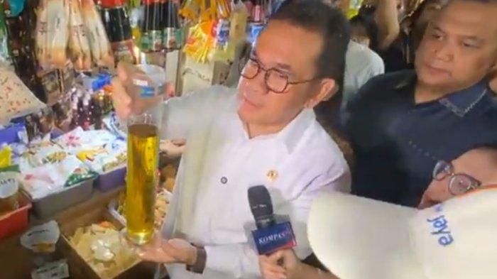 CEK MINYAKITA - Menteri Perdagangan Budi Santoso memeriksa Minyakita di Pasar Ciracas, Jakarta Timur, Sabtu (15/3/2025). Ia menemukan Minyakita yang dijual di sini memiliki takaran yang sesuai, yaitu sebesar satu liter. 