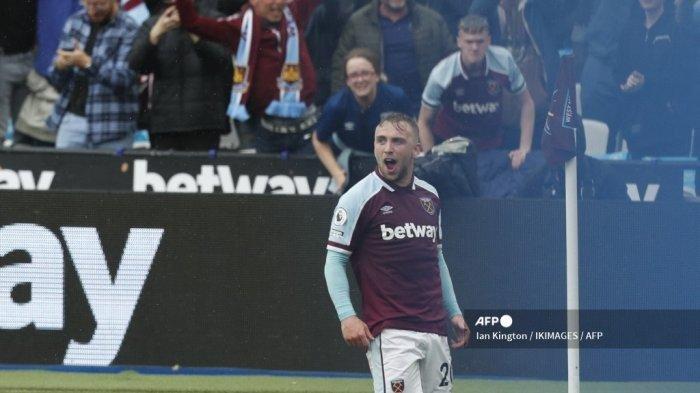 WEST HAM MENANG - Striker West Ham United Inggris Jarrod Bowen merayakan setelah mencetak gol kedua timnya selama pertandingan sepak bola Liga Premier Inggris antara West Ham United dan Manchester City di Stadion London, di London pada 15 Mei 2022.