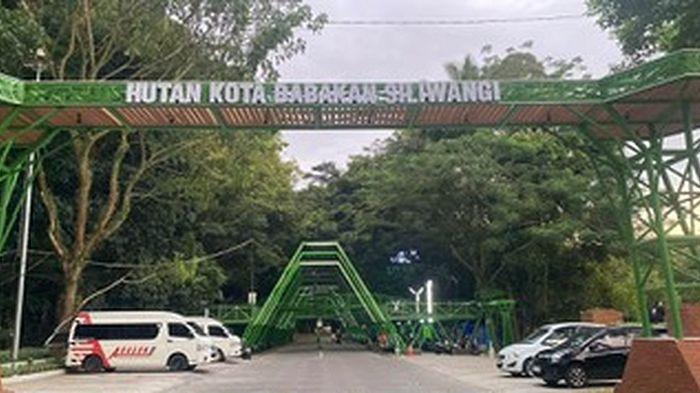 WAJAH BARU BAKSIL - Sejumlah pengunjung menikmati waktu santai di Hutan Kota Babakan Siliwangi Bandung, Sabtu (27/12/2025).