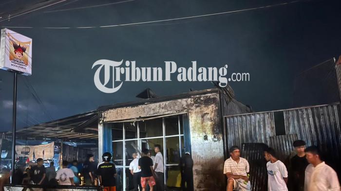 KEBAKARAN- Kebakaran melanda kawasan padat hunian di Simpang Pasar Bandar Buat, Kecamatan Lubuk Kilangan, Kota Padang, Sumatera Barat pada Sabtu (27/12/2025) malam. Peristiwa yang terjadi di tepi jalan utama ini menghanguskan sedikitnya satu unit rumah hunian dan tiga petak toko milik warga.