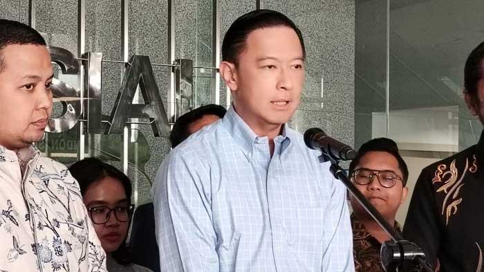 DILAPORKAN KY - Eks Menteri Perdagangan Thomas Trikasih Lembong atau Tom Lembong ditemui di Gedung KY, Jakarta, Selasa (21/10/2025). Ia melaporkan 3 hakim yang menjatuhkan vonis padanya.