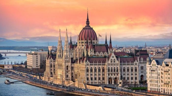 Hungarian Parliament Building (sumber: pinterest.com)