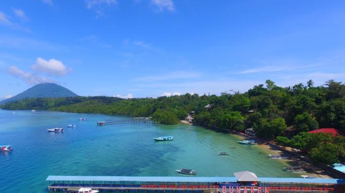 Pulau Bunaken (sumber: tn-bunaken.com)