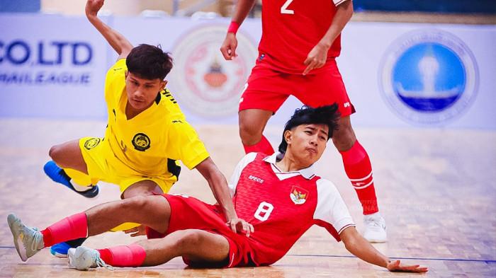 DUEL BOLA - Perebutan bola antara pemain Timnas Futsal Indonesia U19 dan Malaysia pada fase Grup B Piala AFF Futsal U19 2025 di Nonthaburi Stadium, Kamis (25/12/2025). (Instagram Timnas Futsal - 26/12/2025)