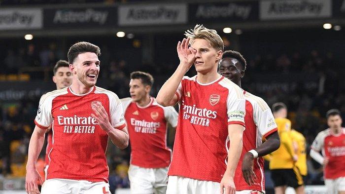 Pemain Arsenal, Martin Odegaard dan Declan Rice selebrasi setelah cetak gol ke gawang Wolves pada Pekan 32 Liga Inggris, Minggu (21/4/2024) di Stadion Molineux