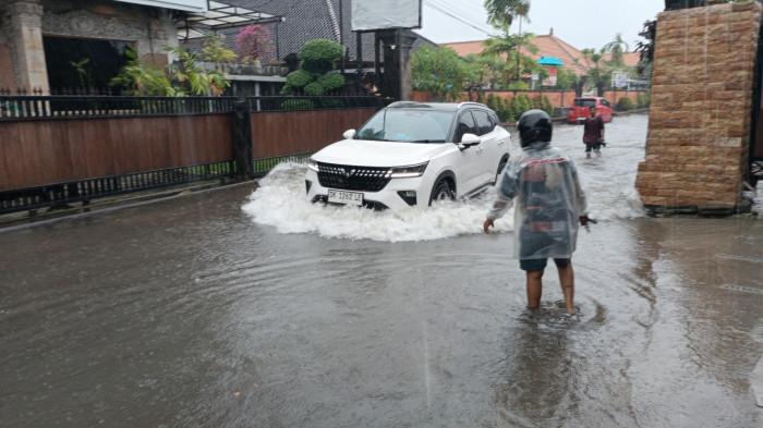 Kondisi Jalan Betngandang I Sanur Kauh Denpasar Sabtu sore. Banjir Melanda Sanur Kauh Denpasar Bali, Air Masuk Halaman Rumah Warga di Jalan Bet Ngandang I