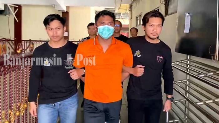 PELAKU- Bripda Seili (20), oknum anggota Polri, pelaku pembunuh mahasiswi ULM, saat digiring oleh petugas Sat Reskrim Polresta Banjarmasin.