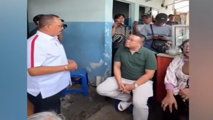 NENEK DIUSIR -  Samuel pria yang mengaku pembeli tanah nenek Elina Widjajati (80) akhirnya ditemui Wakil Wali Kota Surabaya, Armuji.