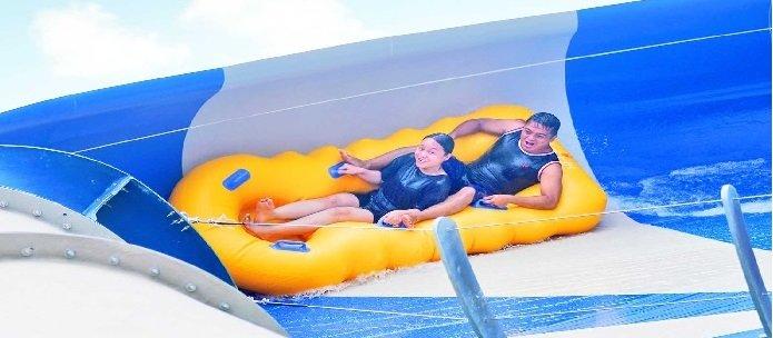 Keseruan pengunjung menaiki wahana RocketBLAST Wahoo Waterworld di Kota Baru Parahyangan.