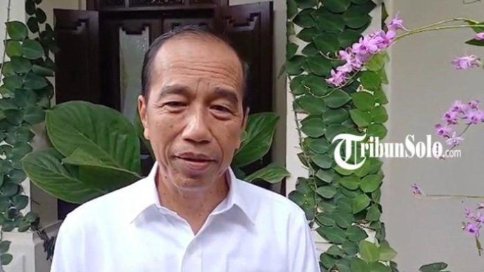 POLEMIK IJAZAH JOKOWI - Presiden ke-7 RI Joko Widodo atau Jokowi saat ditemui di kediamannya di Jalan Kutai Utara Nomor 1, Kelurahan Sumber, Kota Solo,Senin (5/5/2025). Pengamat politik Adi Prayitno menilai terdapat pesan tersembunyi di balik sikap tenang Jokowi soal isu ijazah palsu, bahkan terkesan tidak memedulikan hal tersebut.