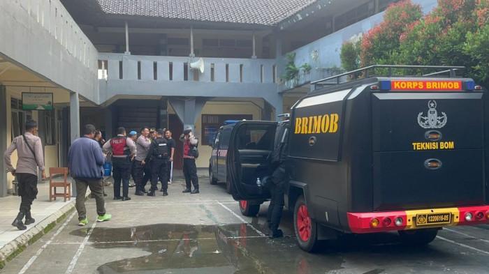 ANCAMAN BOM - Sekolah swasta di Depok menerima ancaman teror bom lewat alamat email, Bojong Pondok Terong, Cipayung, Kota Depok, Selasa (23/12/2025). Sebanyak 10 sekolah di Kota Depok menerima ancaman bom yang dikirim melalui email dari alamat surel pribadi dari pengirim berinisial K pada Selasa (23/12/2025)
