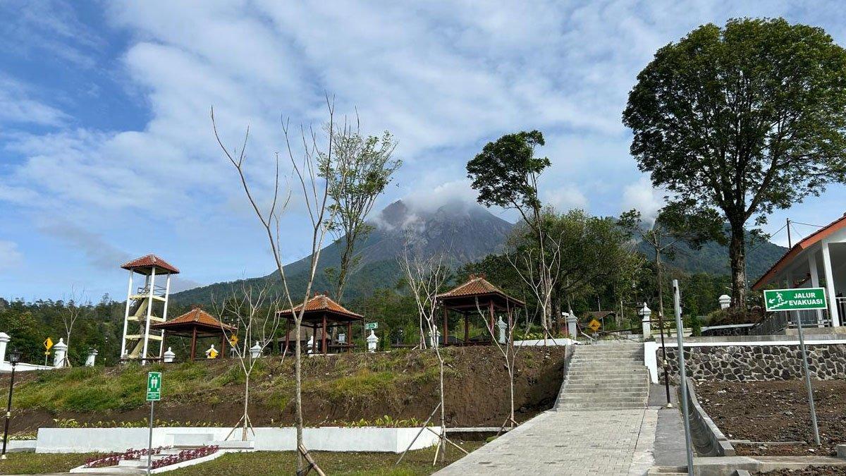 Obyek Wisata Deles Indah, terletak di kawasan lereng Gunung Merapi tepatnya di Desa Sidorejo, Kecamatan Kemalang, Klaten.