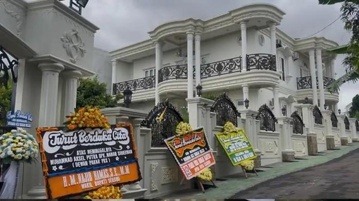 RUMAH MEWAH HAJI MAMAM- Potret Rumah mewah di perumahan Bukit Baja Sejahtera (BBS) Kota Cilegon, diduga menjadi lokasi perampokan disertai pembunuhan, Rabu, (17/12/2025). Ini sosok anak Haji Maman Suherman ditemukan tewas bersimbah dari di rumah mewah di kawasan BBS III, Kelurahan Ciwaduk, Kecamatan Cilegon, Kota Cilegon ada Selasa (16/12/2025).