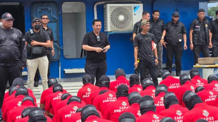 LAPAS NUSAKAMBANGAN - Ditjen Pemasyarakatan memindahkan sebanyak 130 narapidana berisiko tinggi ke Lapas Pulau Nusakambangan, Cilacap, Jawa Tengah, Minggu (28/12/2025). Sepanjang 2025 total ada 1.882 narapidana yang dipindahkan ke Nusakambangan.