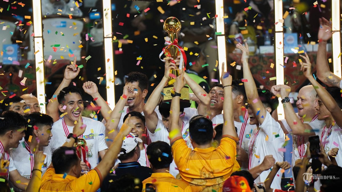 PROLIGA 2025 - Para pevoli putra Bhayangkara Presisi meraih juara I Proliga 2025 di Gor Amongrogo, Yogyakarta pada Minggu (11/5/2025). Bhayangkara Presisi keluar sebagai juara Proliga 2025 setelah mengalahkan LavAni dengan skor 3-3 (19-25,23-25,25-22, 25-22,15-9) di laga grand final. Tribun Solo/Muhammad Nursina