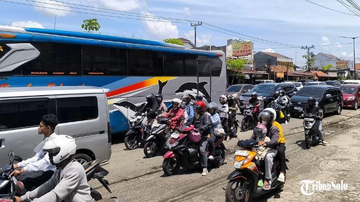 Antrean kendaraan mengular di Jalan Solo-Jogjakarta 28/12