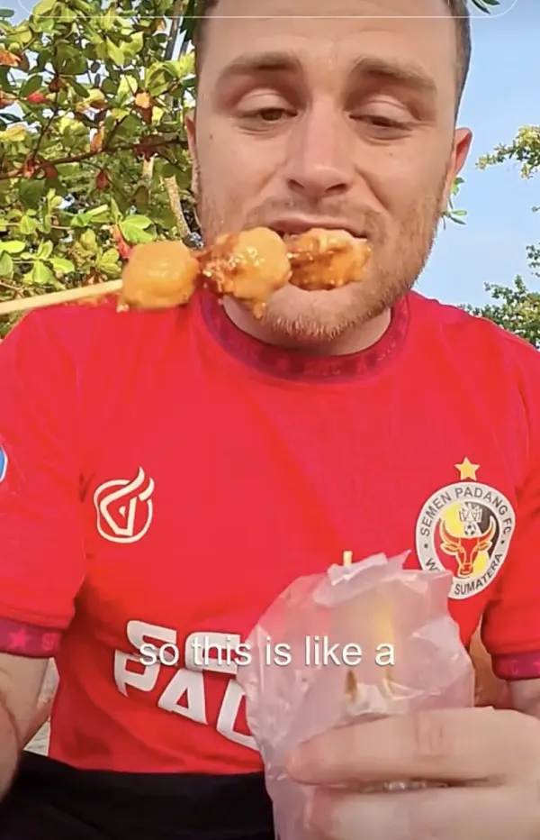 Mirip Warlok! Bule Ini Jajan Pentol hingga Sate di Pantai Padang