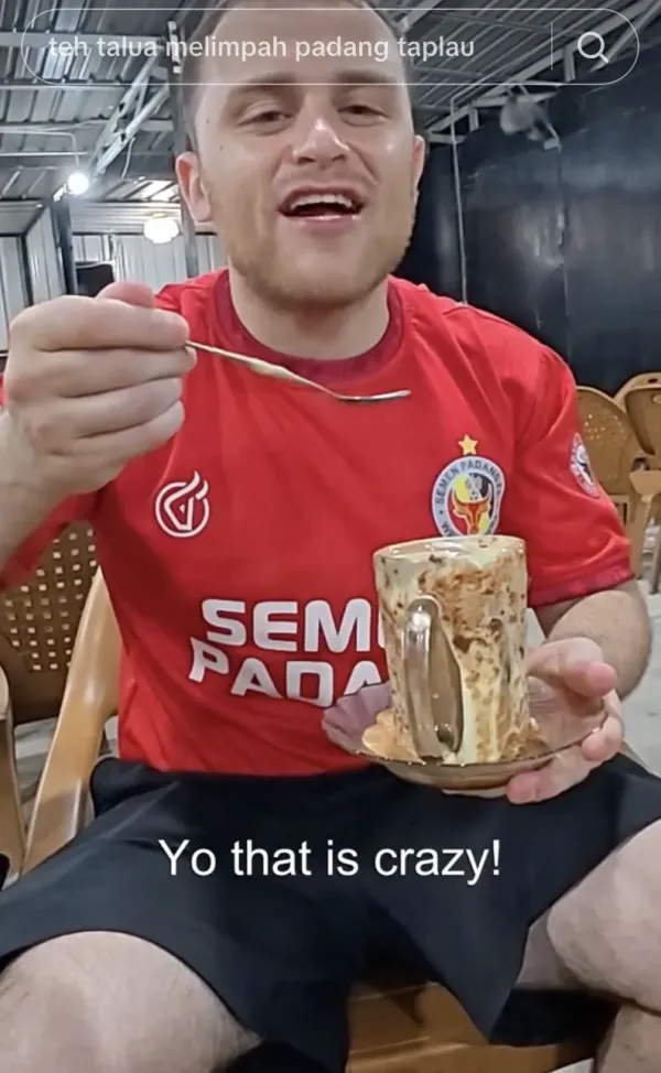 Mirip Warlok! Bule Ini Jajan Pentol hingga Sate di Pantai Padang