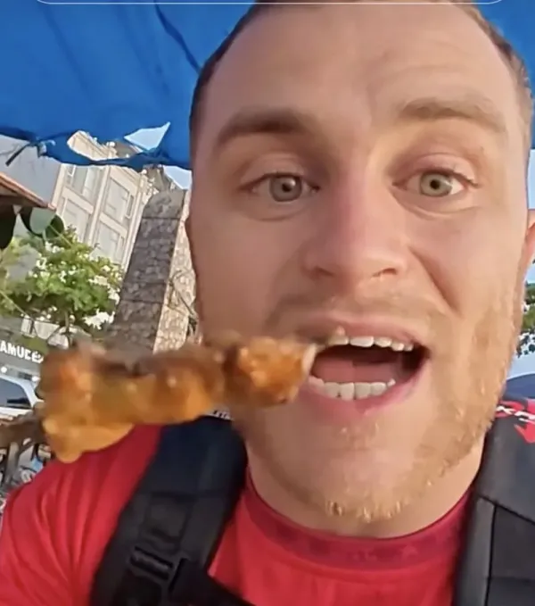 Mirip Warlok! Bule Ini Jajan Pentol hingga Sate di Pantai Padang