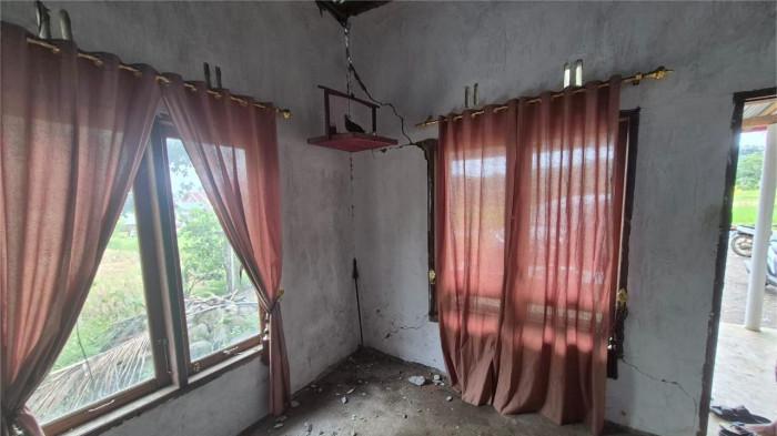 KONDISI RUMAH RETAK- Penampakan kondisi rumah retak di Jorong Koto Alam, Nagari Salareh Aia Timur, Kecamatan Palembayan, Kabupaten Agam, Minggu (28/12/2025).
