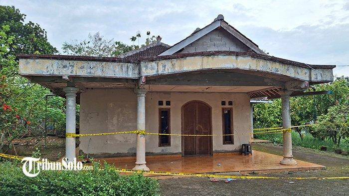 DIDUGA KORBAN PEMBUNUHAN - Suasana rumah seorang nenek yang ditemukan meninggal dunia di Dusun Winong, Desa Mlokomanis Wetan, Kecamatan Ngadirojo, Wonogiri, Minggu (6/7/2025). Nenek berusia 62 tahun ini diduga merupakan korban pembunuhan.