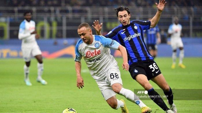 Gelandang Napoli Stanislav Lobotka (Tengah) berebut bola dengan bek Inter Milan Matteo Darmian selama pertandingan Serie A Italia antara Inter Milan dan Napoli di stadion Giuseppe Meazza di Milan, pada 4 Januari 2023. Liverpool tertarik datangkan Stanislav Lobotka. The Reds menyerah datangkan Jude Bellingham yang disebabkan mahalnya harga sang pemain Dortmund itu.