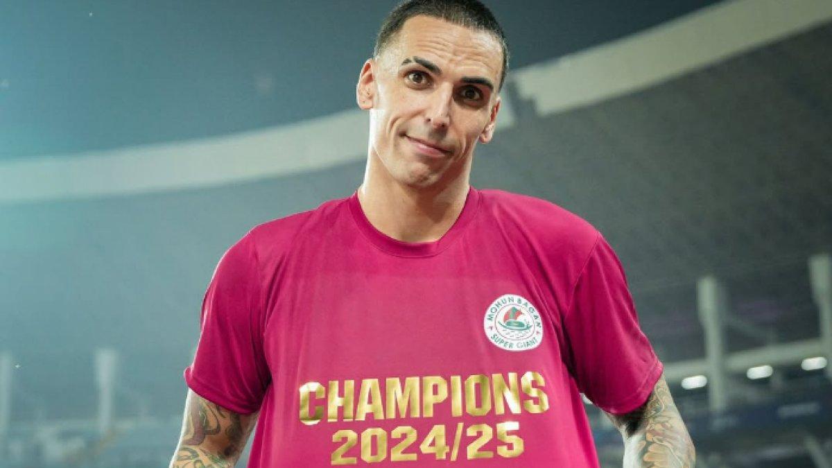 Eks Persib Bandung, Alberto Rodriguez merayakan gelar juara bersama Mohun Bagan SG di Liga India musim 2024/2025.