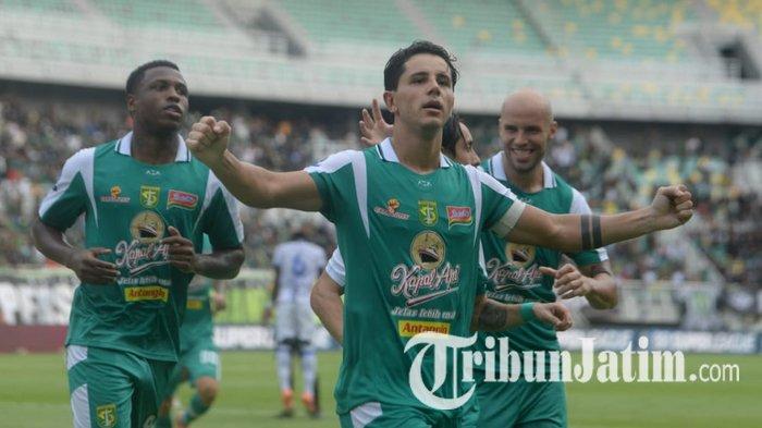 SELEBRASI - Pemain Persebaya Surabaya, Bruno Moreira melakukan selebrasi usai cetak gol saat laga Persebaya vs Persijap Jepara pada lanjutan Super League 2025/2026 di Stadion Gelora Bung Tomo (GBT) Surabaya, Jawa Timur, pada Minggu (28/12/2025) sore. Skor 2-0 menjadi hasil babak pertama.