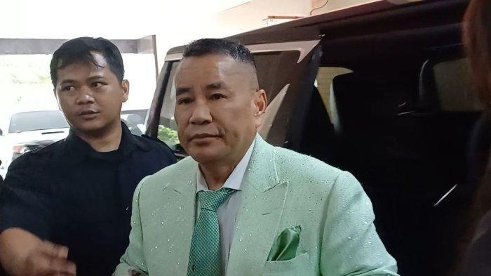 PESAN HOTMAN PARIS. Hotman Paris Hutapea tiba di Bareskrim Mabes Polri, Jakarta Selatan, Senin (17/2/2025) pagi untuk diperiksa sebagai saksi atas laporan PN Jakarta Utara atas kericuhan di sidangnya yang dimulai oleh rivalnya, Razman Arif Nasution. Hotman Paris Hutapea melayangkan pesan menohok untuk rivalnya, Razman Arif Nasution. Sarankan tobat supaya tidak sering berkomentar nyinyir