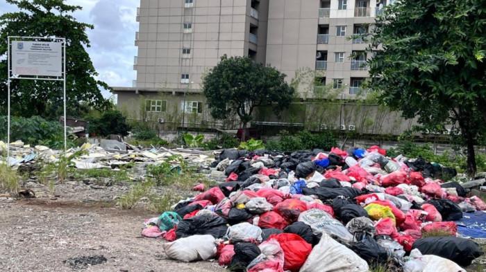 DARURAT SAMPAH - Potret tumpukan sampah di lahan Roxy, tidak jauh dari Taman Ciputat, Ciputat, Tangsel pada Rabu (17/12/2025). Lahan milik Pemerintah Kota Tangerang Selatan itu diketahui merupakan lokalisasi dan tempat hiburan malam ilegal yang sebelumnya digusur petugas.
