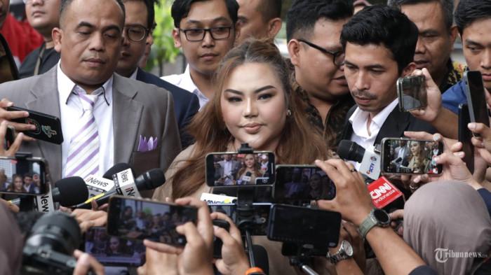 Selebgram Lisa Mariana Presley tiba untuk menjalani pemeriksaan sebagai saksi di Gedung Merah Putih KPK, Jakarta, Jumat (22/8/2025).