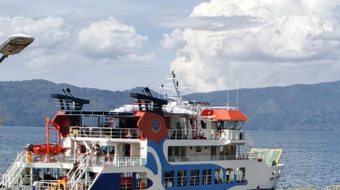 Kapal penyeberangan di Danau Toba yang dikelola oleh ASDP tengah berada di tengah menyeberang dari Ajibata menuju Ambarita.